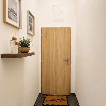 Cozy In The Heart Of With A Terrace Apartmán
